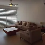 One Bedroom, Great Location Steps From The Beachh, Beautiful Roof Top View