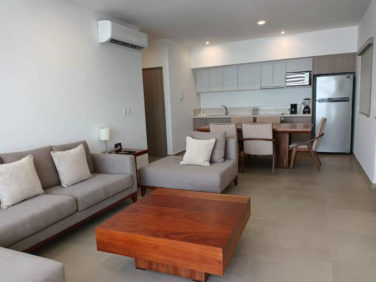 One Bedroom, Great Location Steps From The Beachh, Beautiful Roof View