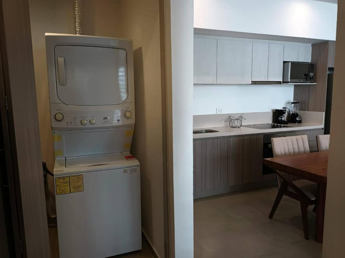 One Bedroom, Great Location Steps From The Beachh, Beautiful Roof View Apartamento